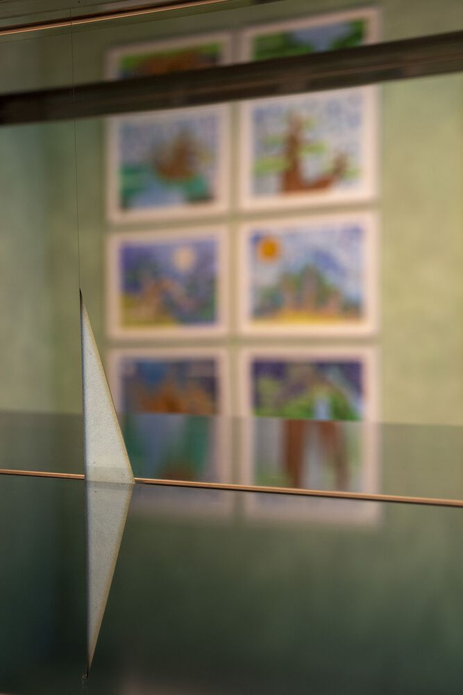 зеркала на витринах Ibraaz Art Space