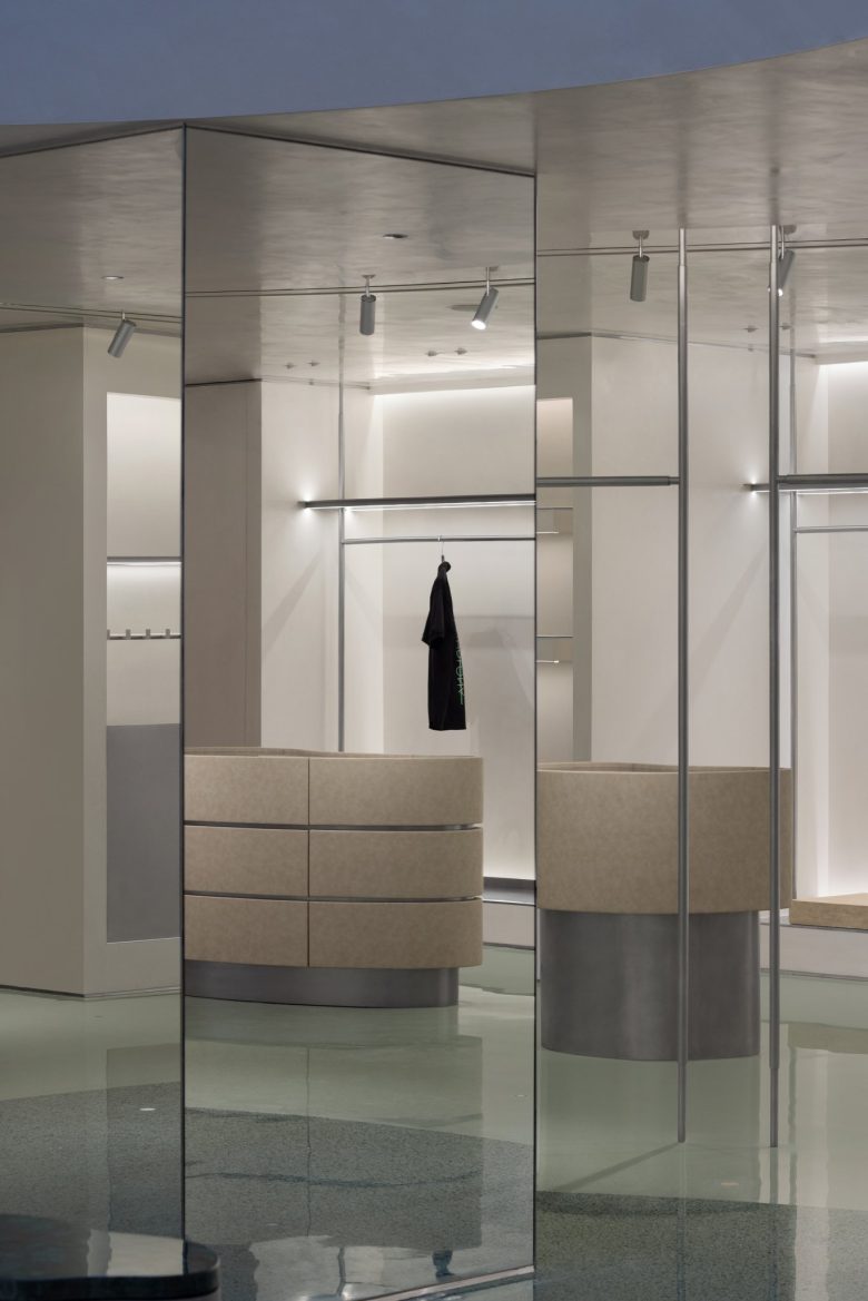 зеркальные витрины Mark&Lona Beijing Flagship