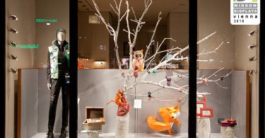 Зимнее оформление витрины бутика Hermès: лес из сказки