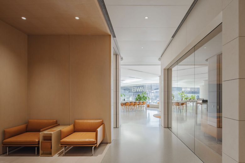 зона отдыха с креслами кушетками Huawei Flagship Store