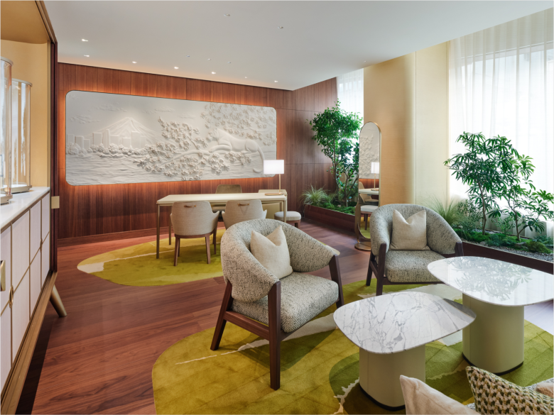 зона отдыха с мягкими креслами Cartier