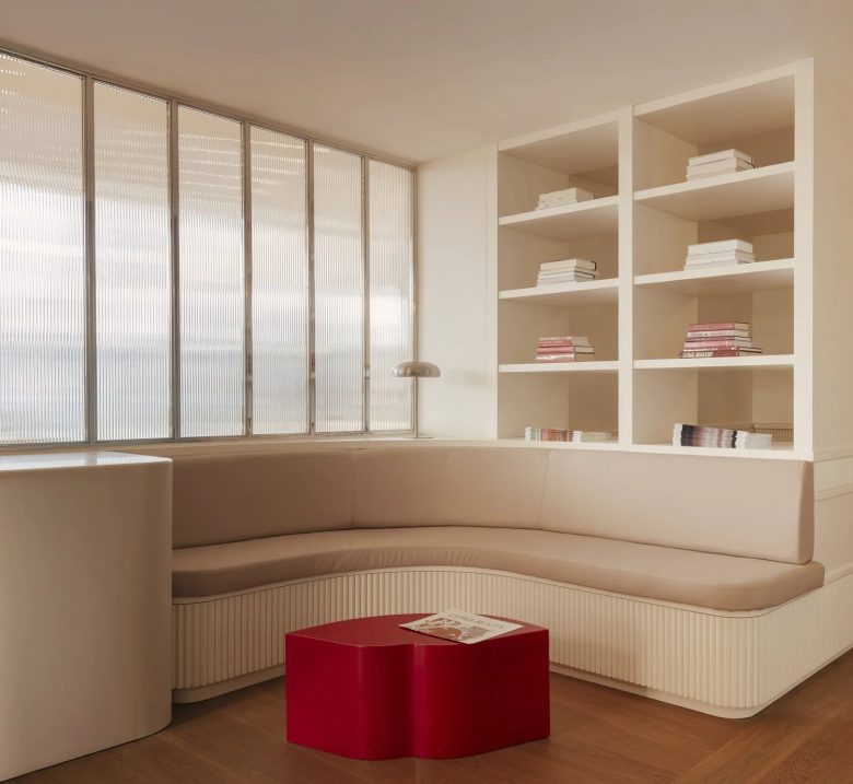 зона ожидания Living Beauty большой диван