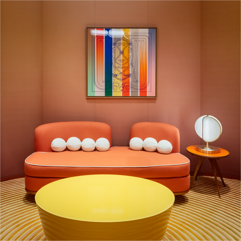 зона ожидания с диванчиком Hermès shop-in-shop