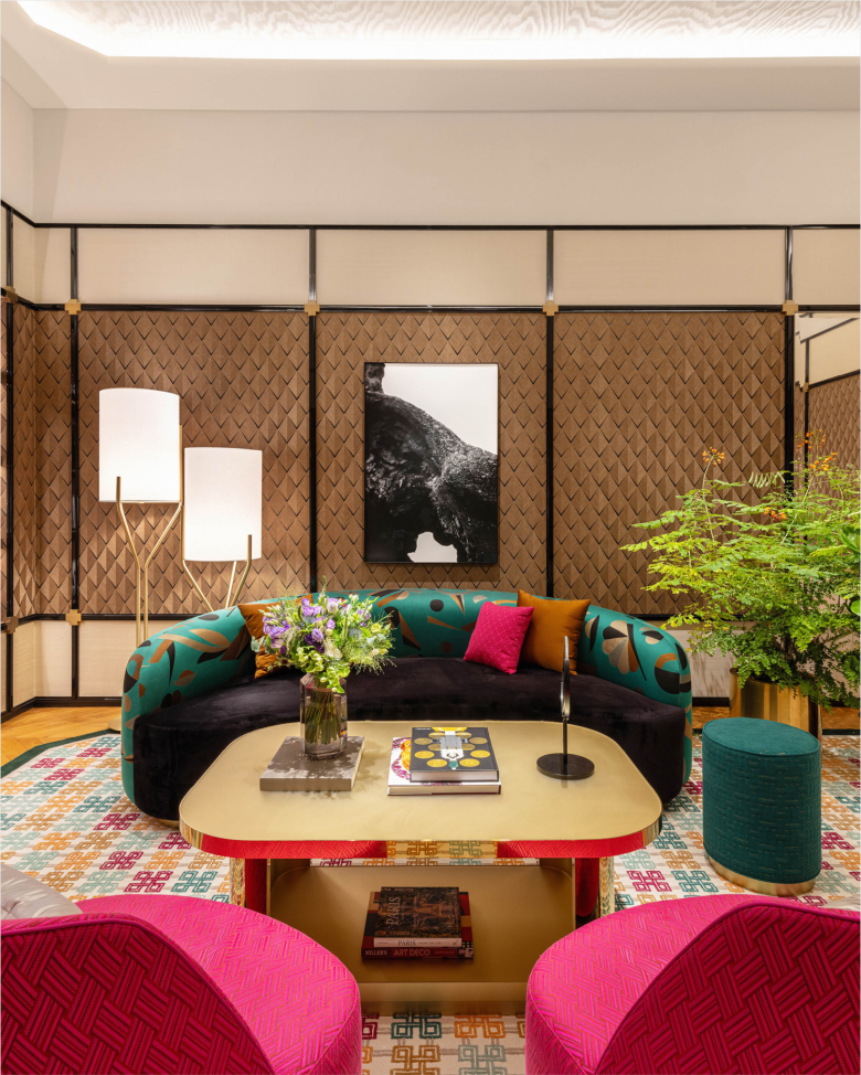 зона ожидания с мягкими диванчиками Boucheron store с другой стороны