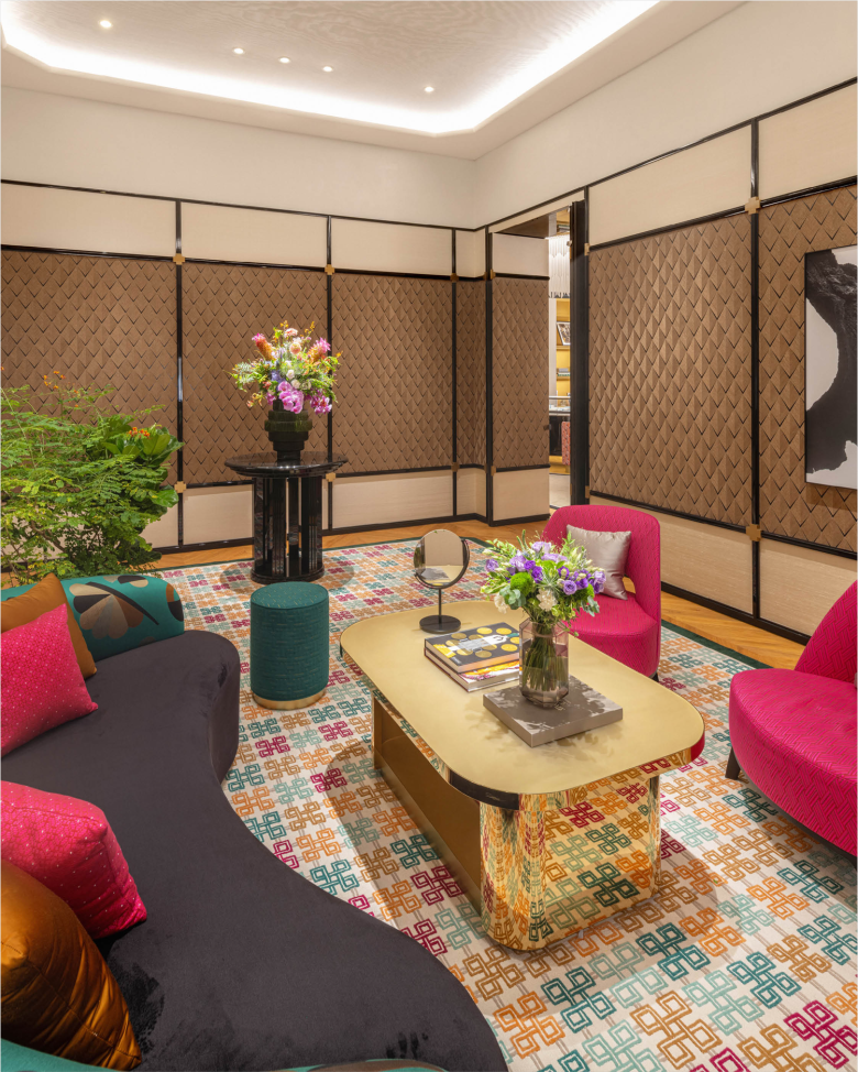 зона ожидания с мягкими диванчиками Boucheron store