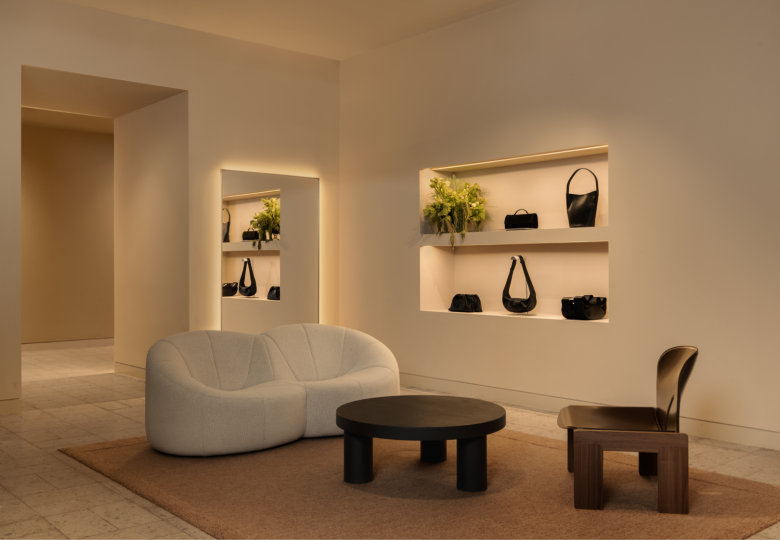 зона ожидания со столиком и креслами  COS Store 2.0