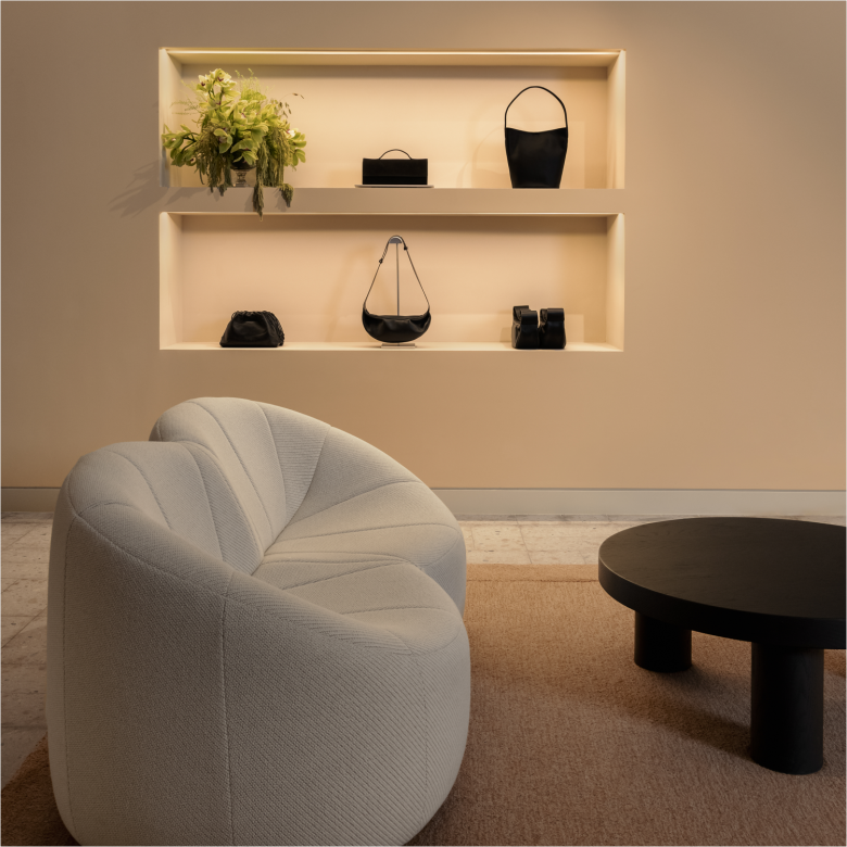 зона ожидания вблизи COS Store 2.0