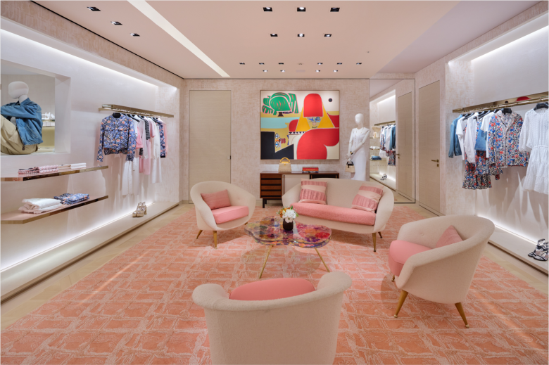 зона с диванчиками и креслами Louis Vuitton store