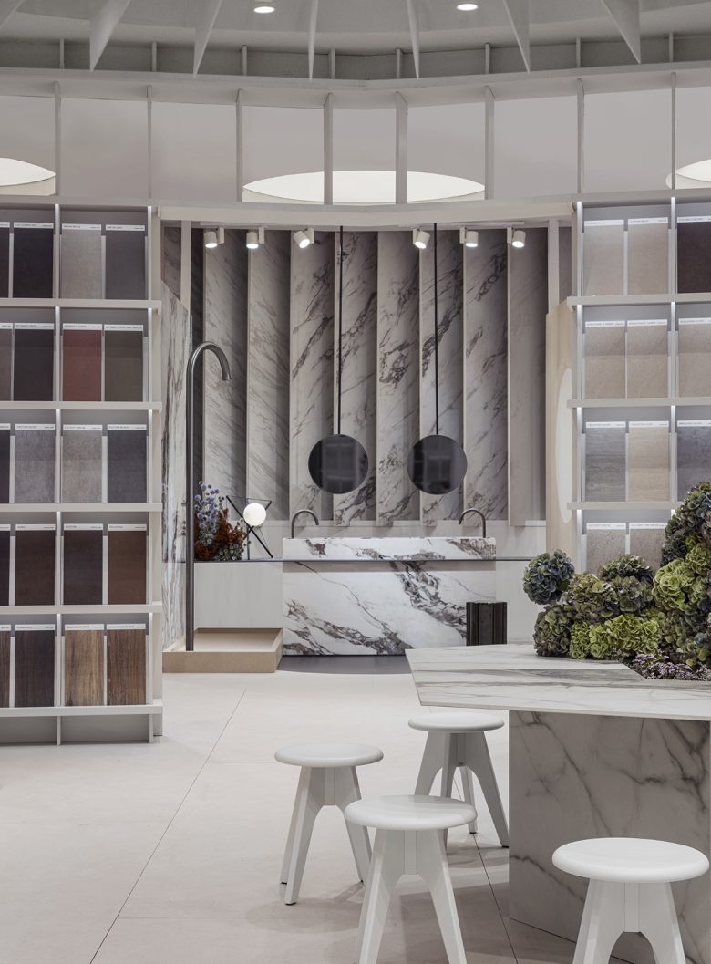 зона со столом и табуретами Kalebodur